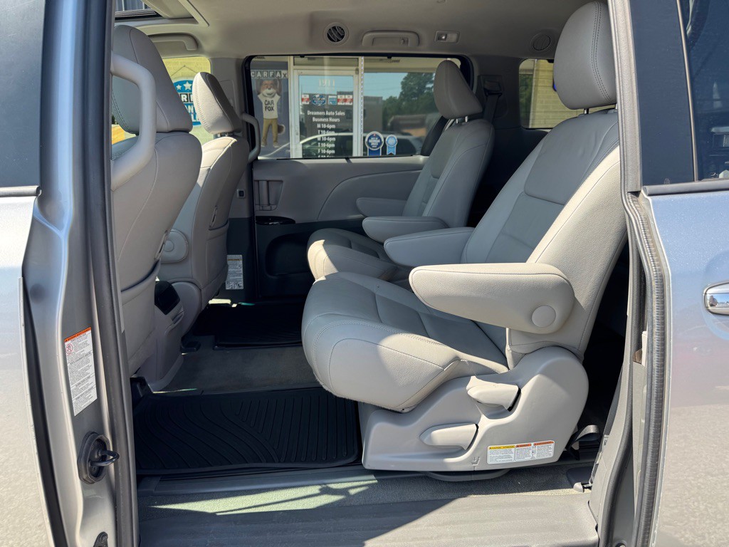2017 Toyota Sienna Image 12