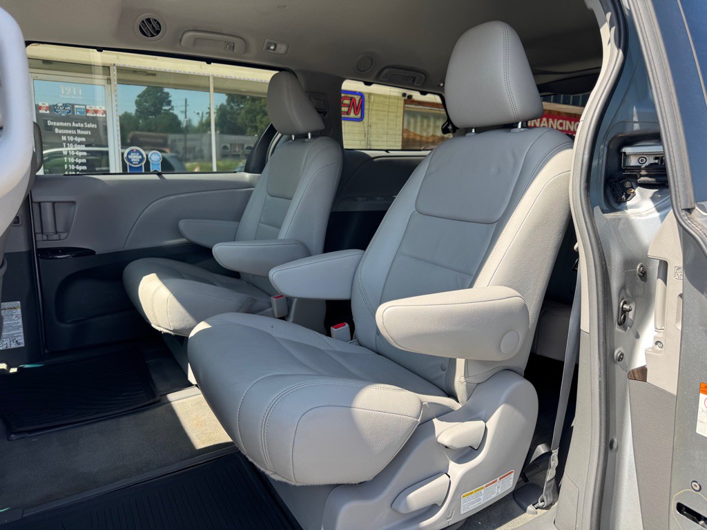2017 Toyota Sienna Image 13