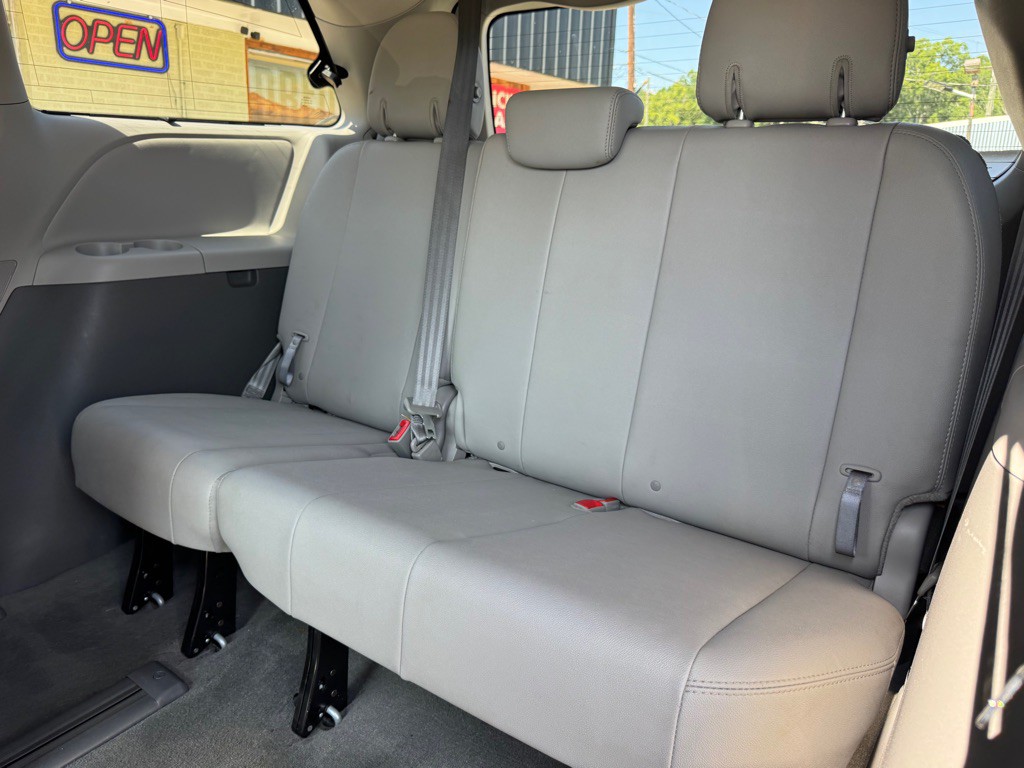 2017 Toyota Sienna Image 14
