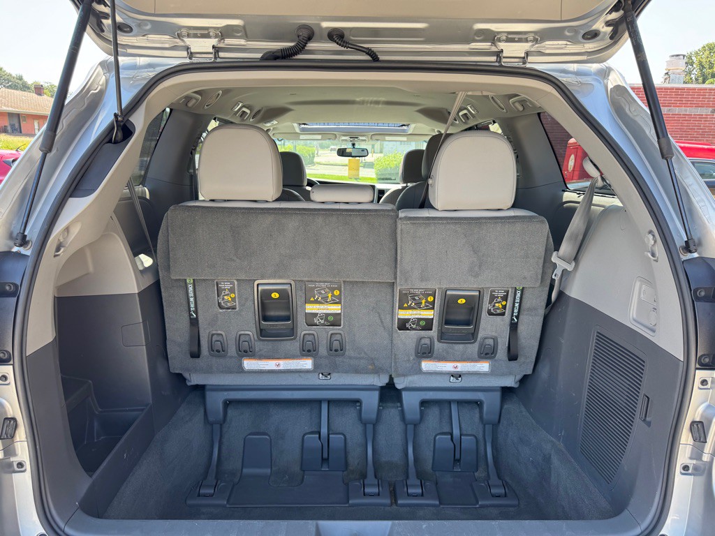 2017 Toyota Sienna Image 15