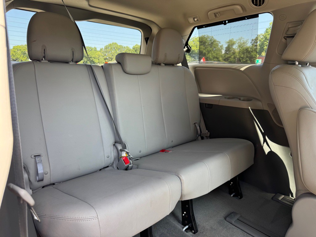 2017 Toyota Sienna Image 16