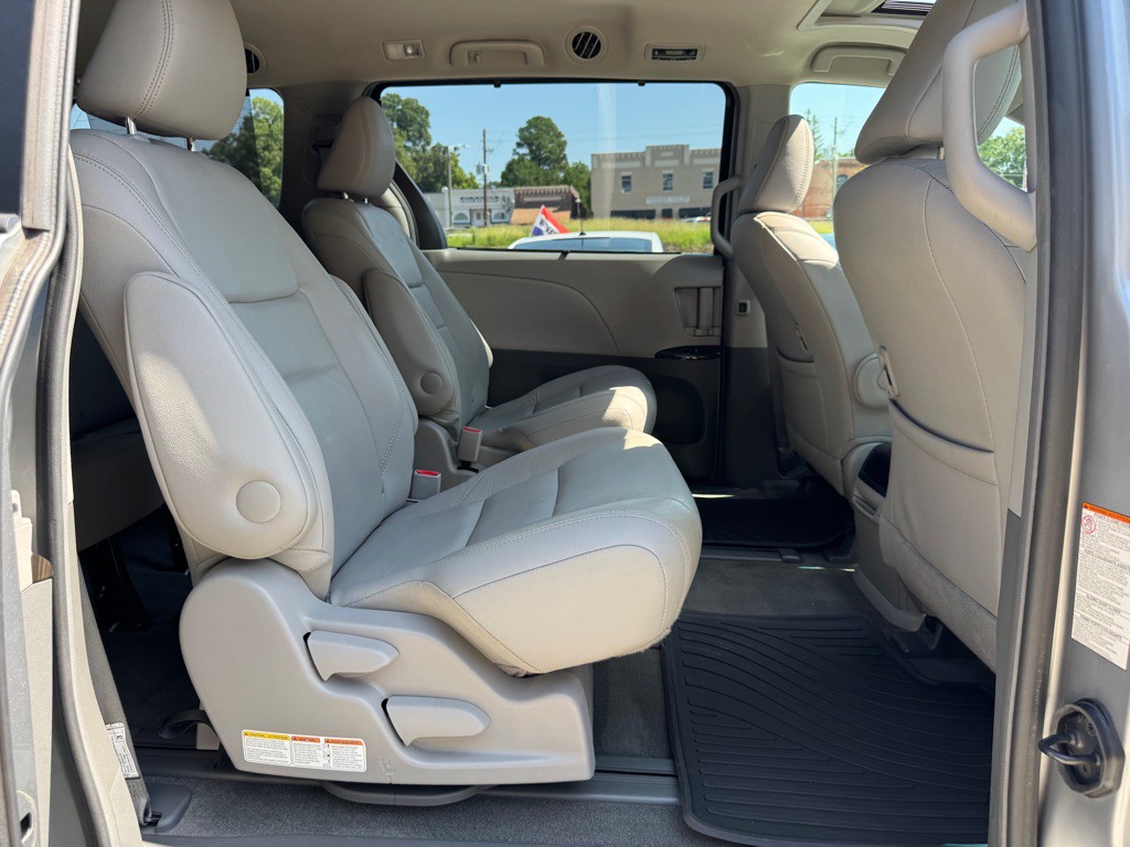 2017 Toyota Sienna Image 17