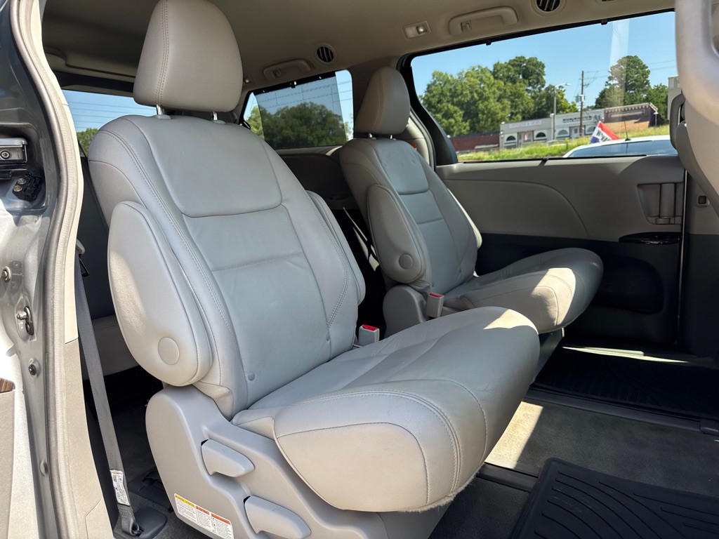 2017 Toyota Sienna Image 18