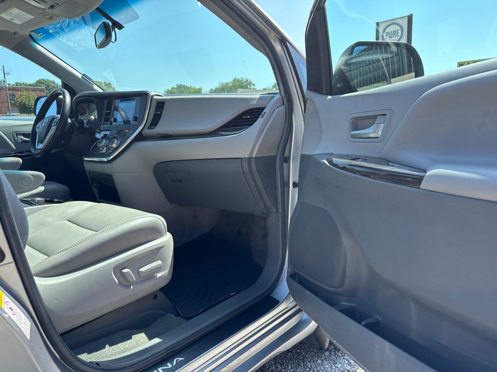 2017 Toyota Sienna Image 19