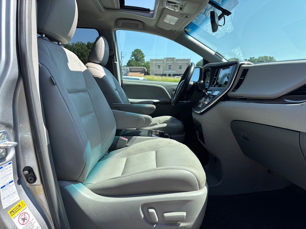2017 Toyota Sienna Image 20