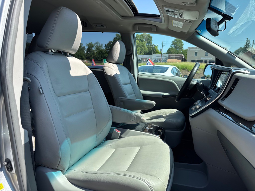 2017 Toyota Sienna Image 21