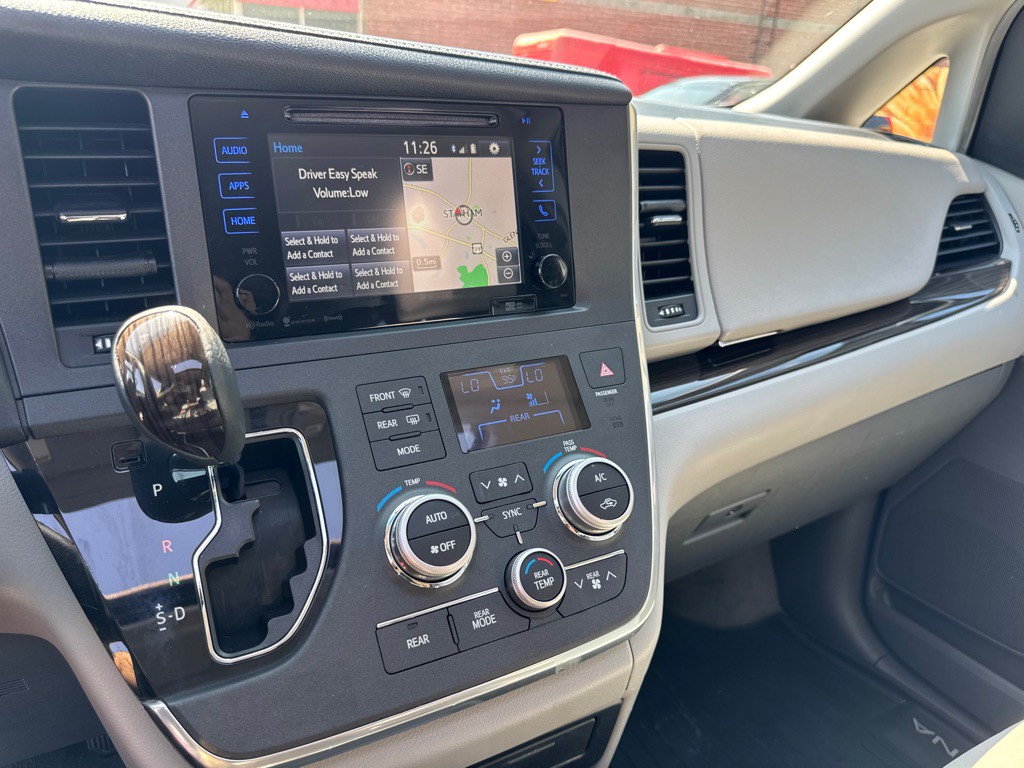 2017 Toyota Sienna Image 24