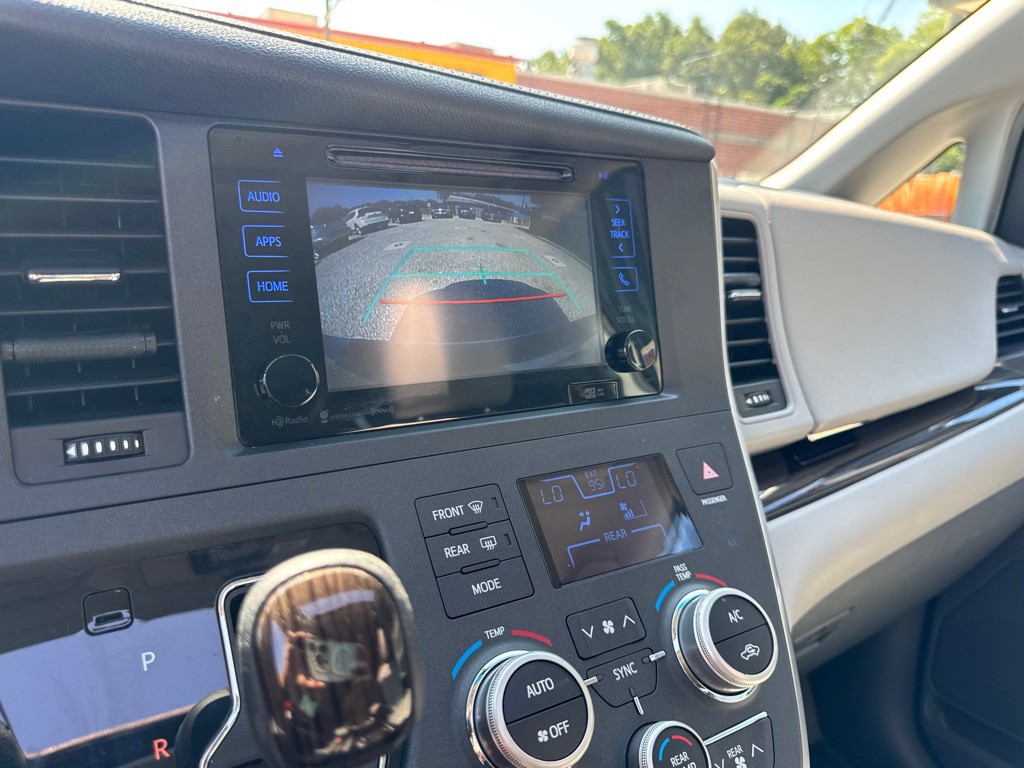 2017 Toyota Sienna Image 26