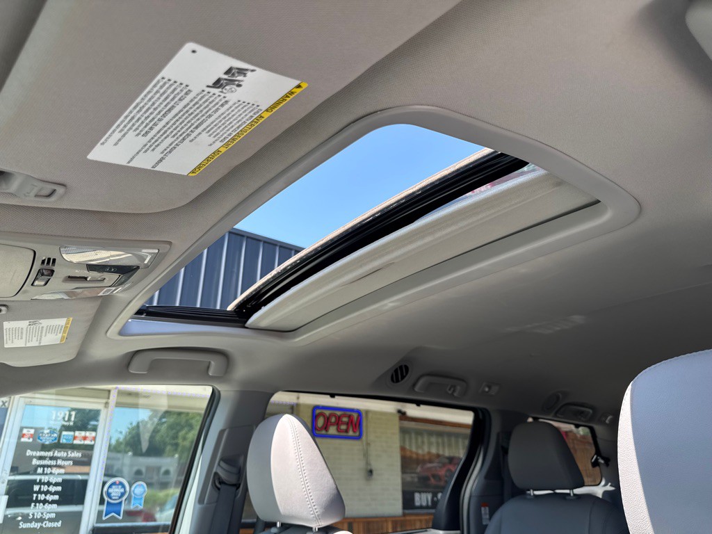 2017 Toyota Sienna Image 27