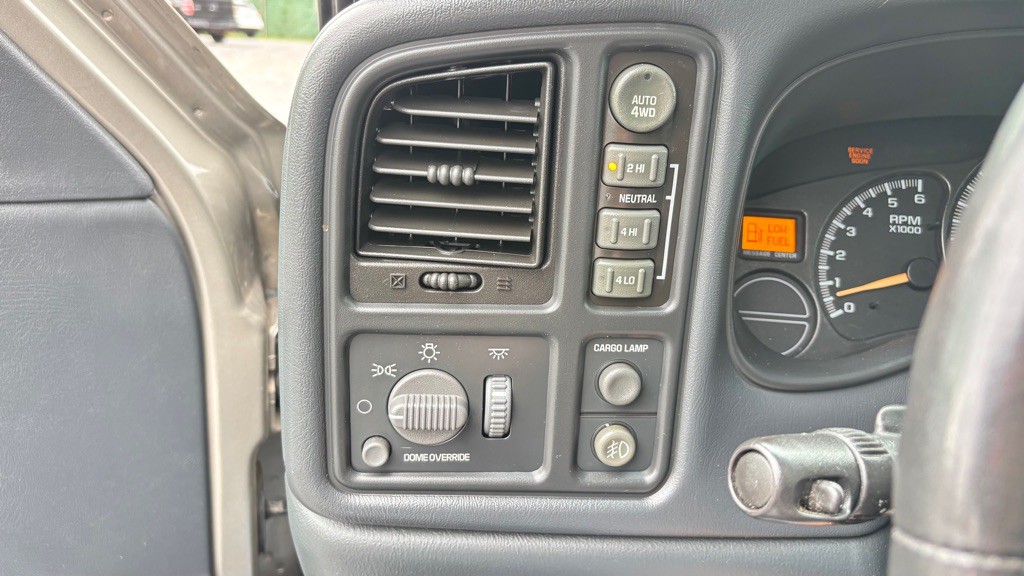 2002 Chevrolet Avalanche Image 16