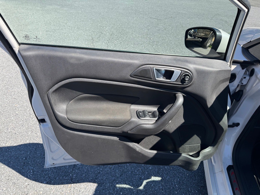 2016 Ford Fiesta Image 8