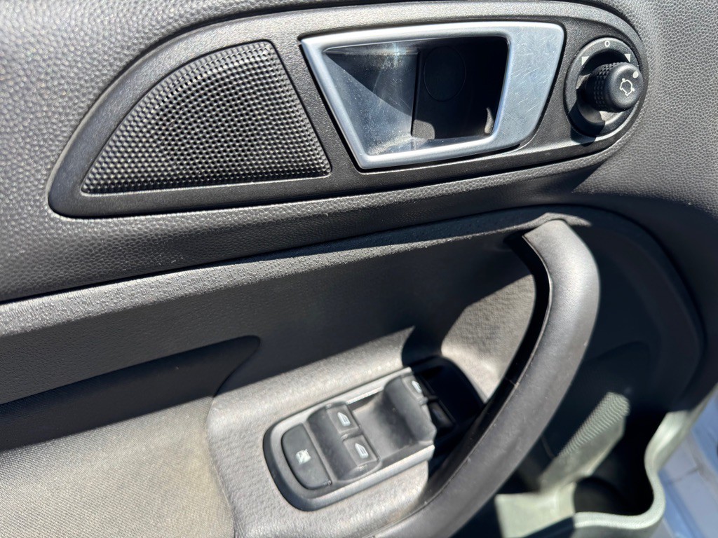 2016 Ford Fiesta Image 9