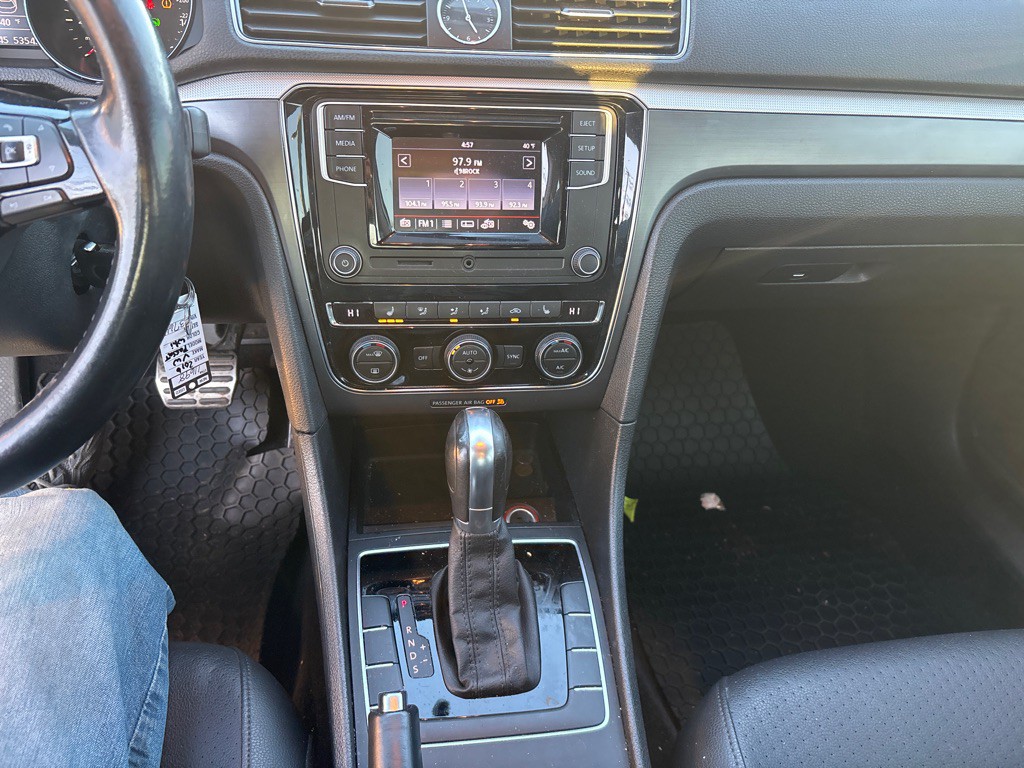 2016 Volkswagen Passat Image 10