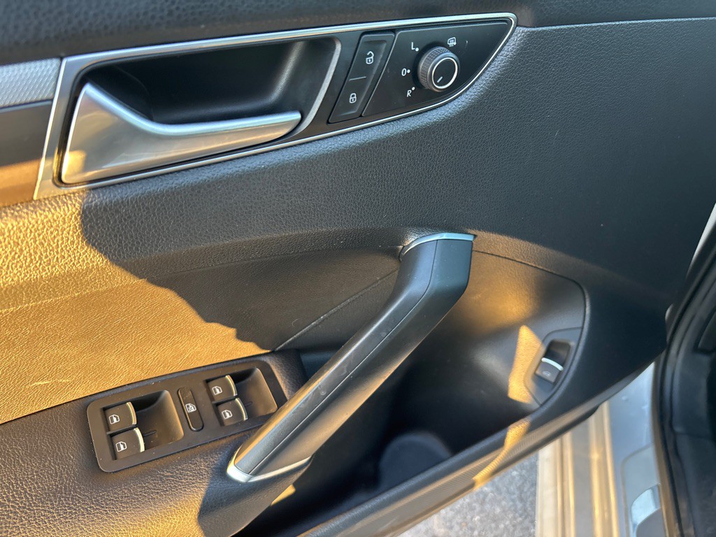 2016 Volkswagen Passat Image 11