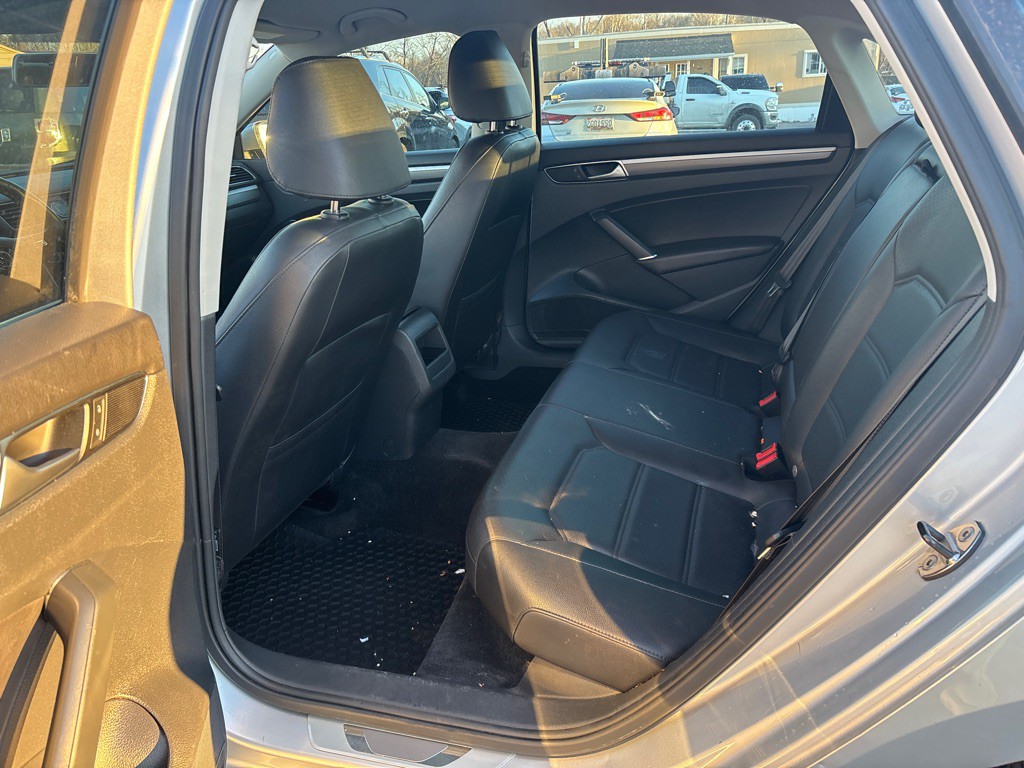 2016 Volkswagen Passat Image 14