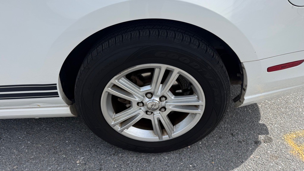 2013 Ford Mustang Image 24