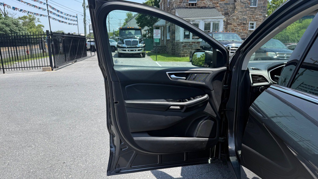 2017 Ford Edge Image 8
