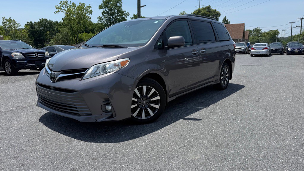 2020 Toyota Sienna Image 1