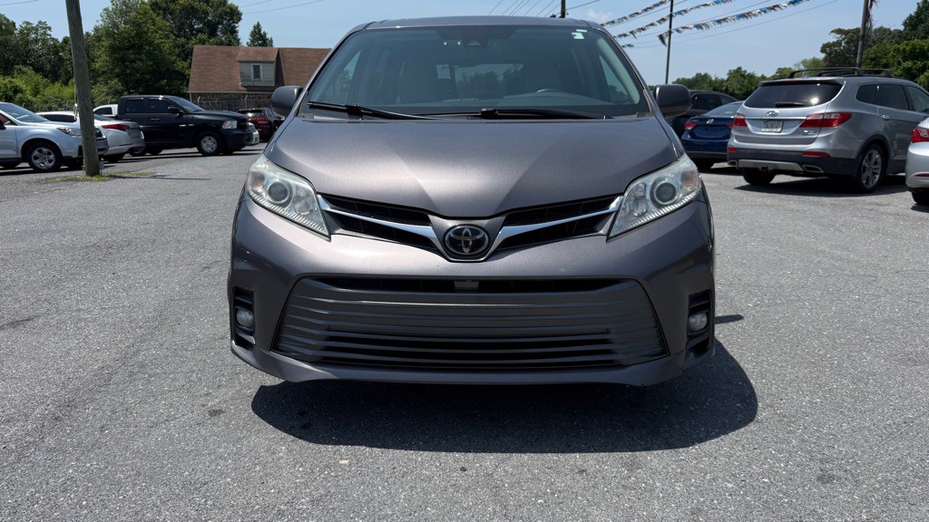 2020 Toyota Sienna Image 2