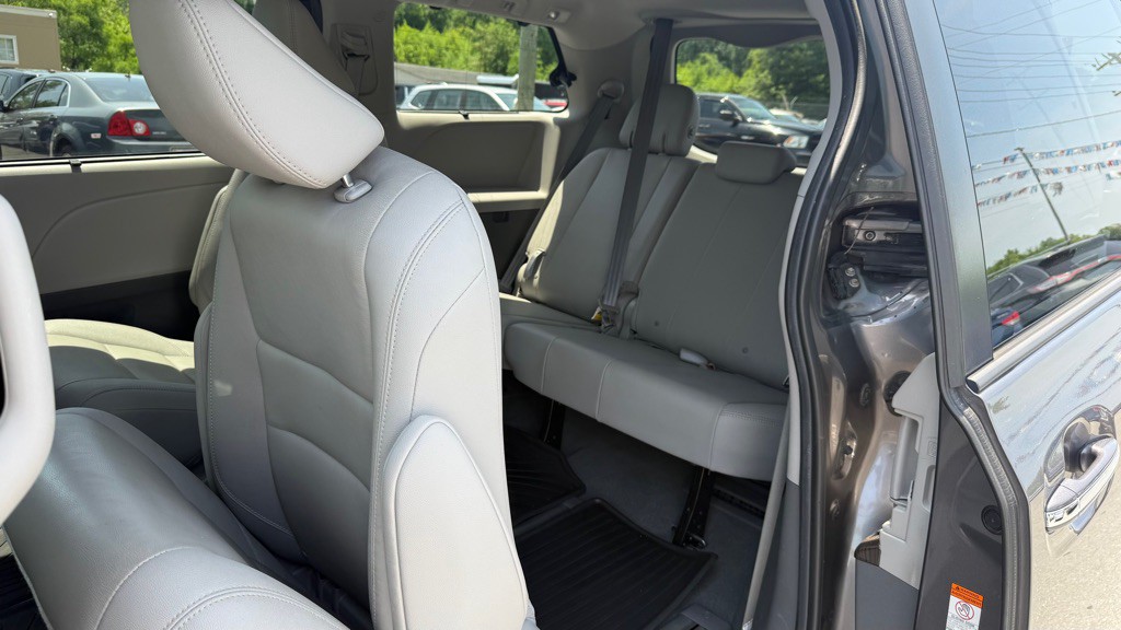 2020 Toyota Sienna Image 11