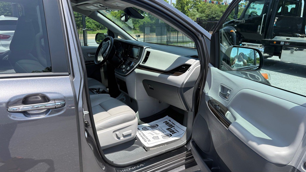 2020 Toyota Sienna Image 12