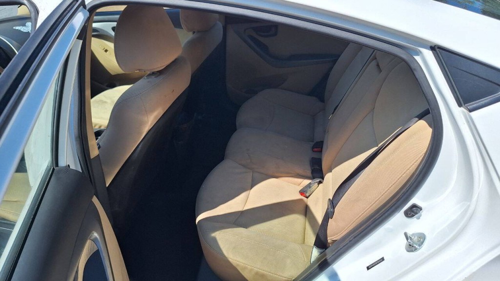 2013 Hyundai Elantra Image 15