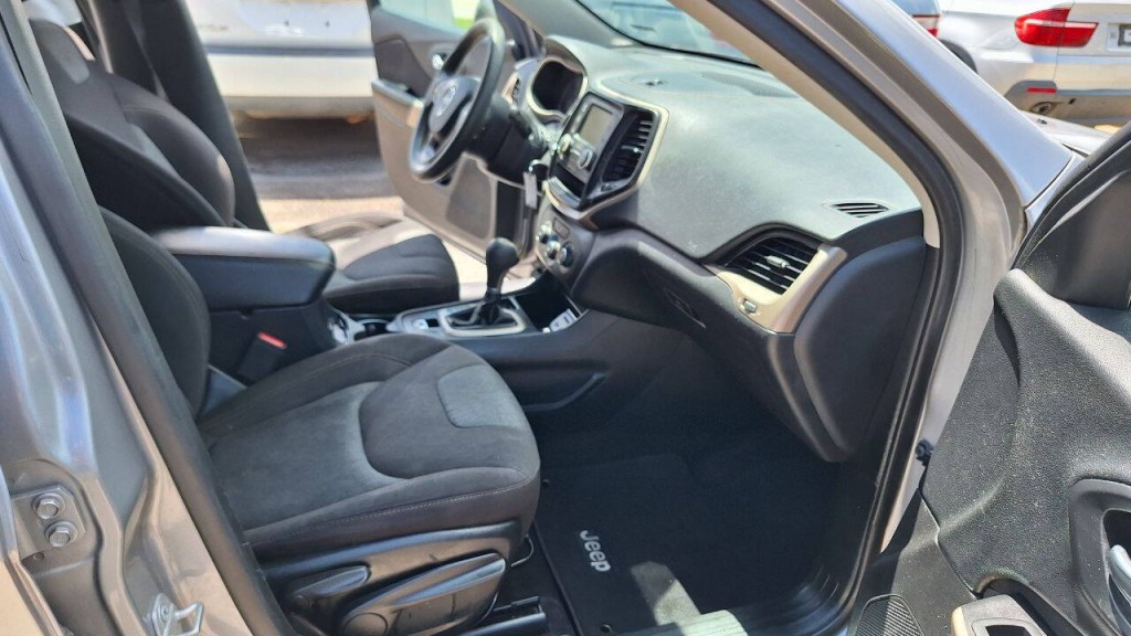 2018 Jeep Cherokee Image 16