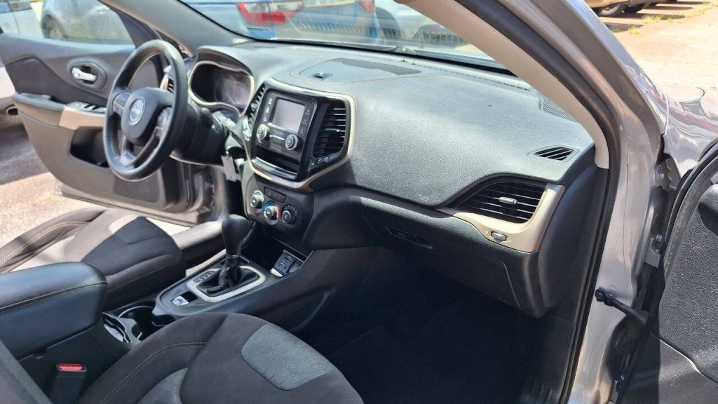 2018 Jeep Cherokee Image 17