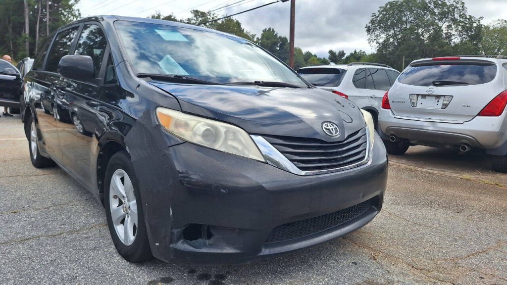 2011 Toyota Sienna Image 2