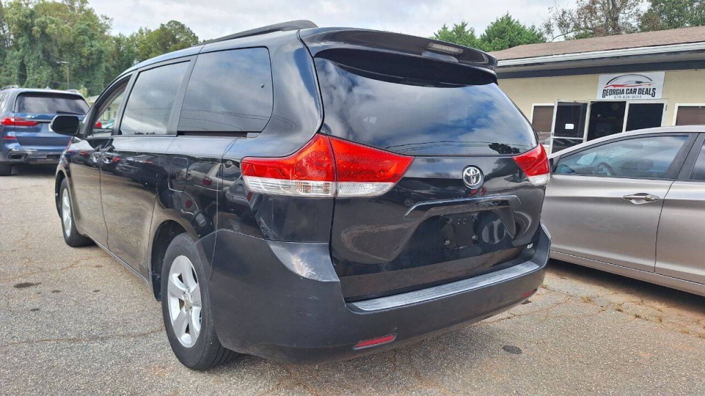 2011 Toyota Sienna Image 3