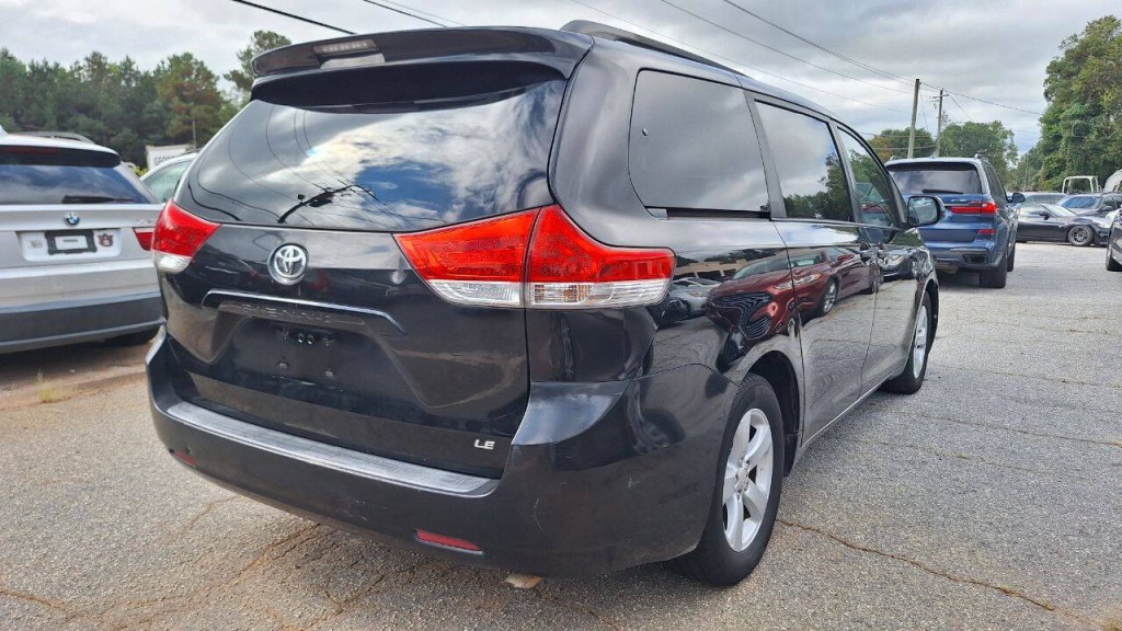 2011 Toyota Sienna Image 4