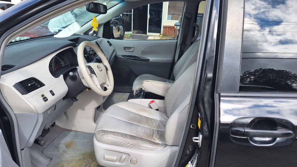 2011 Toyota Sienna Image 6