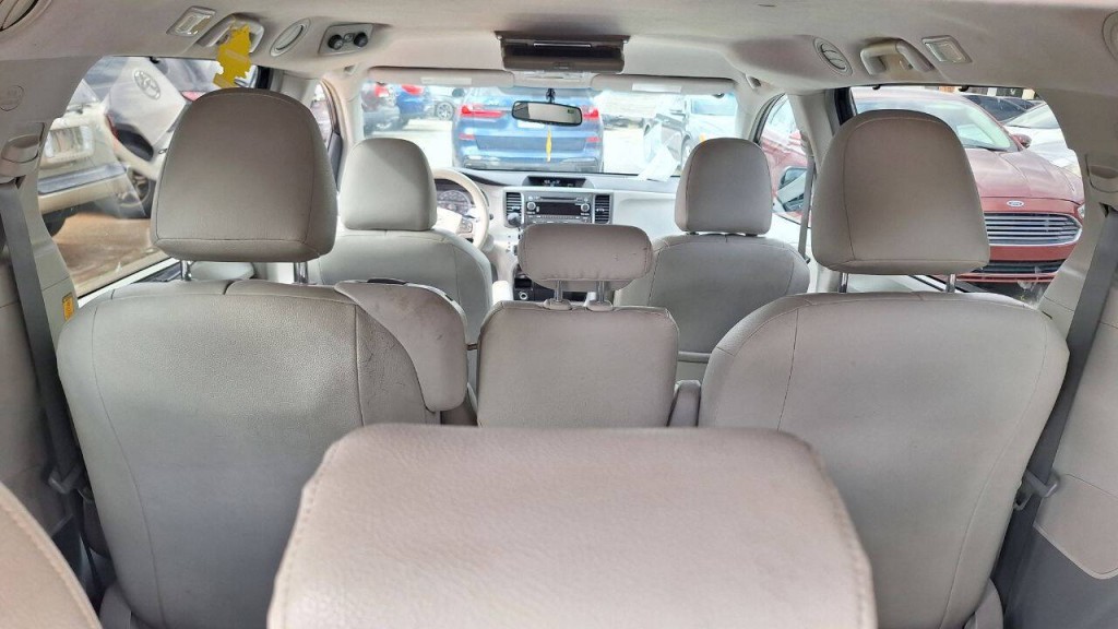 2011 Toyota Sienna Image 7
