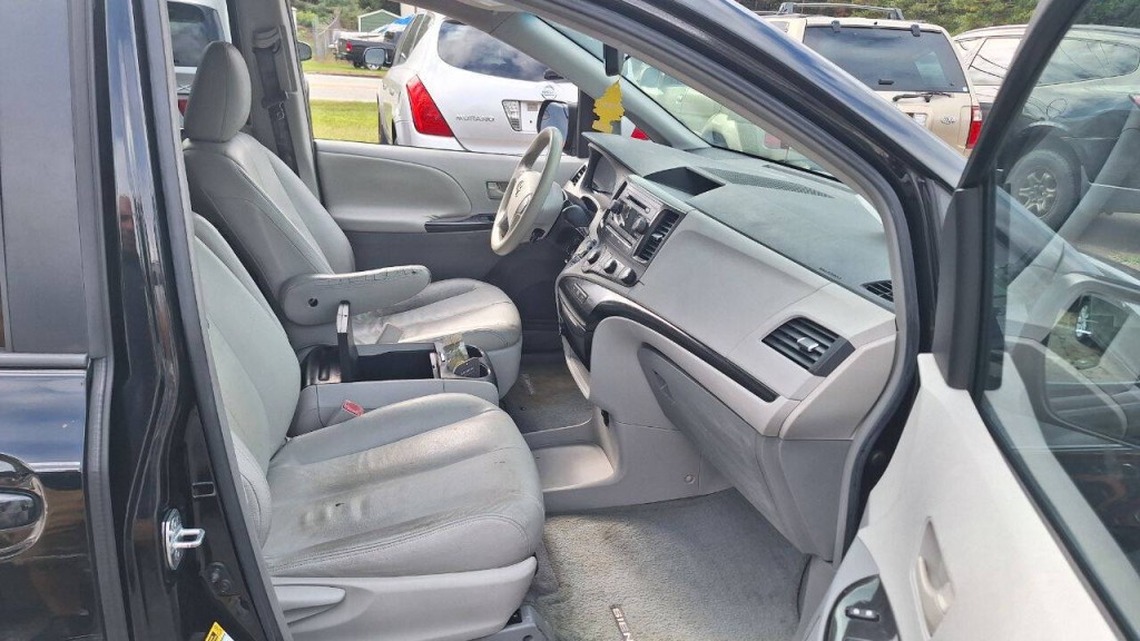 2011 Toyota Sienna Image 8