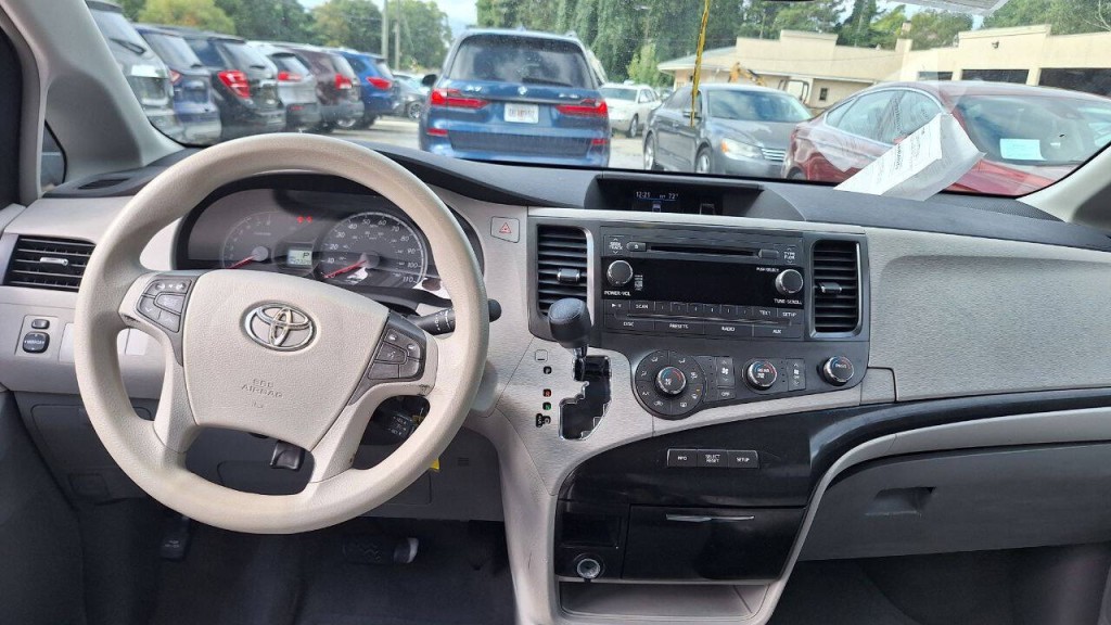 2011 Toyota Sienna Image 11