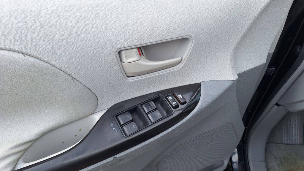 2011 Toyota Sienna Image 13