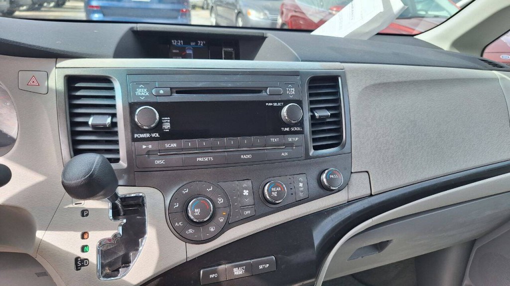 2011 Toyota Sienna Image 15