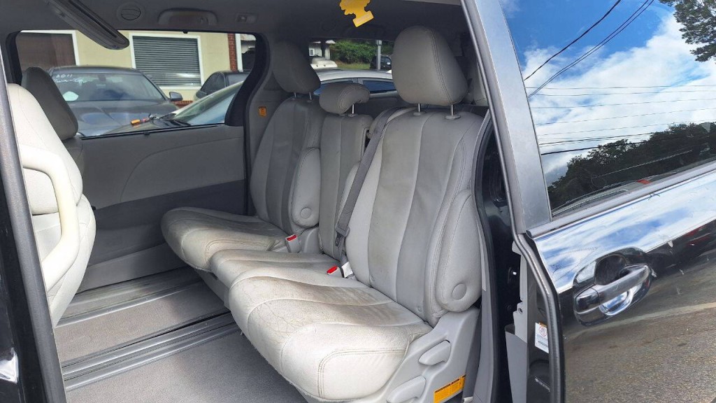 2011 Toyota Sienna Image 16
