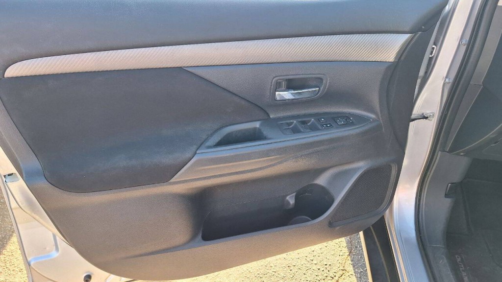 2015 Mitsubishi Outlander Image 8