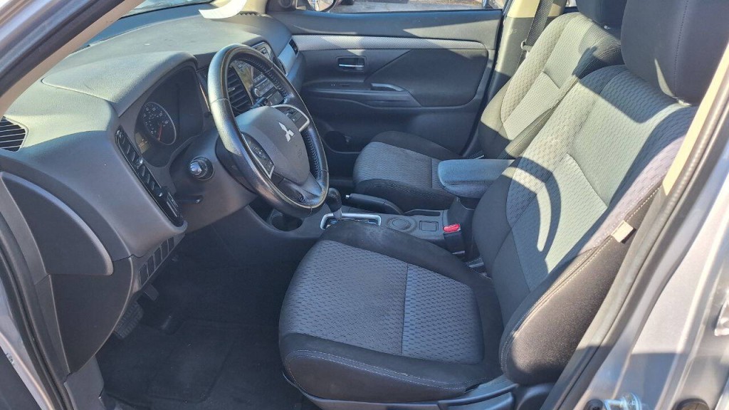 2015 Mitsubishi Outlander Image 9