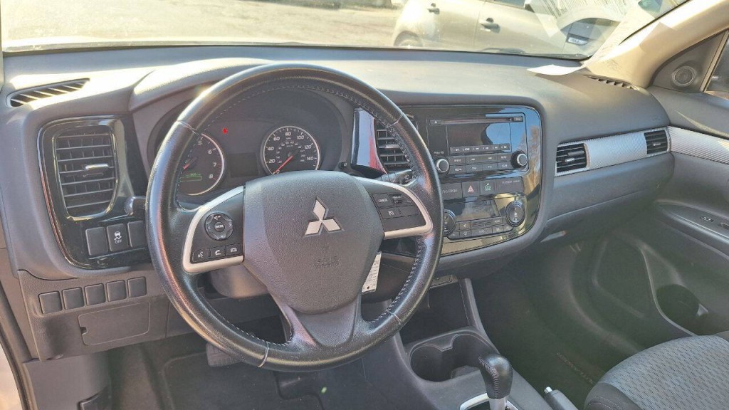 2015 Mitsubishi Outlander Image 12