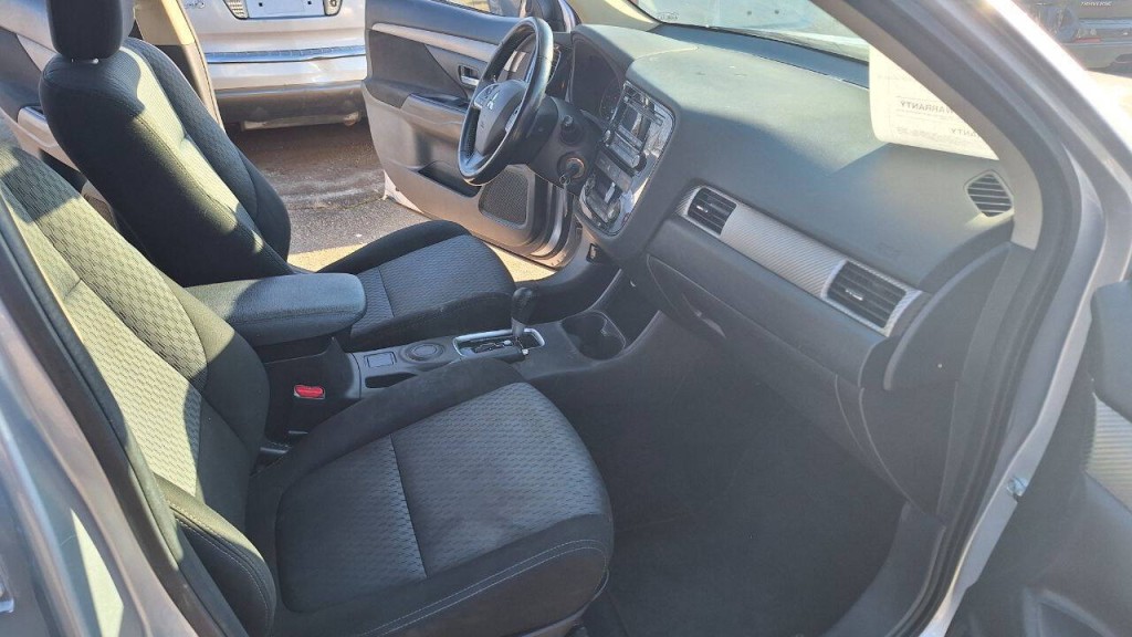 2015 Mitsubishi Outlander Image 15