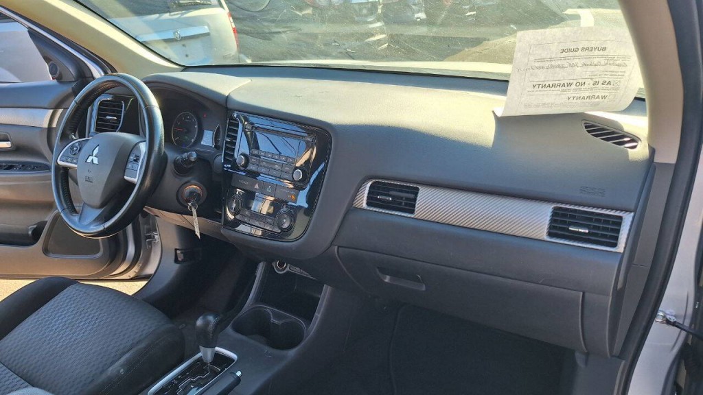 2015 Mitsubishi Outlander Image 16