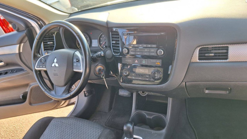 2015 Mitsubishi Outlander Image 17