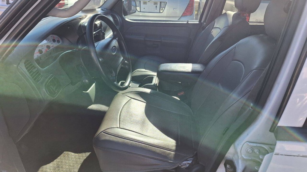2005 Ford Explorer Image 8