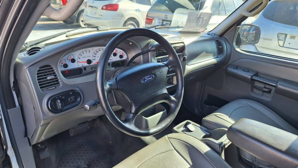2005 Ford Explorer Image 10