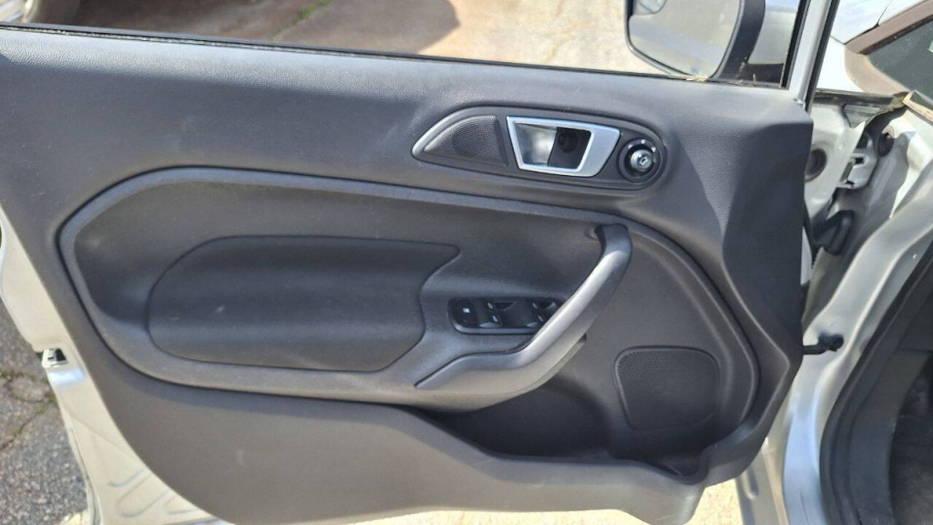2016 Ford Fiesta Image 8