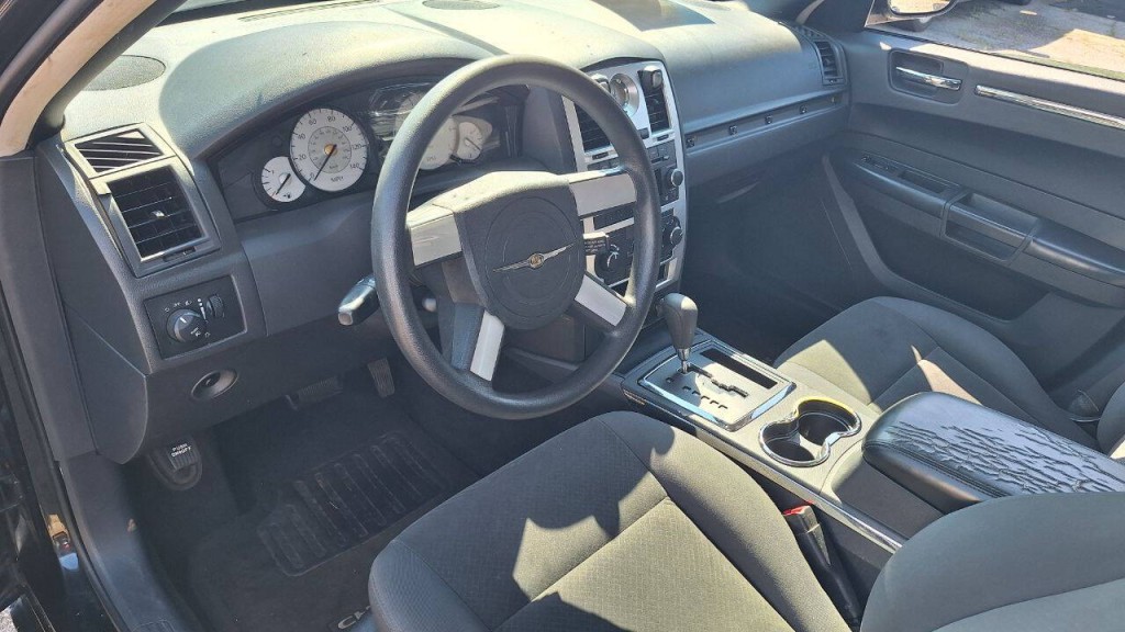2010 Chrysler 300 Image 10