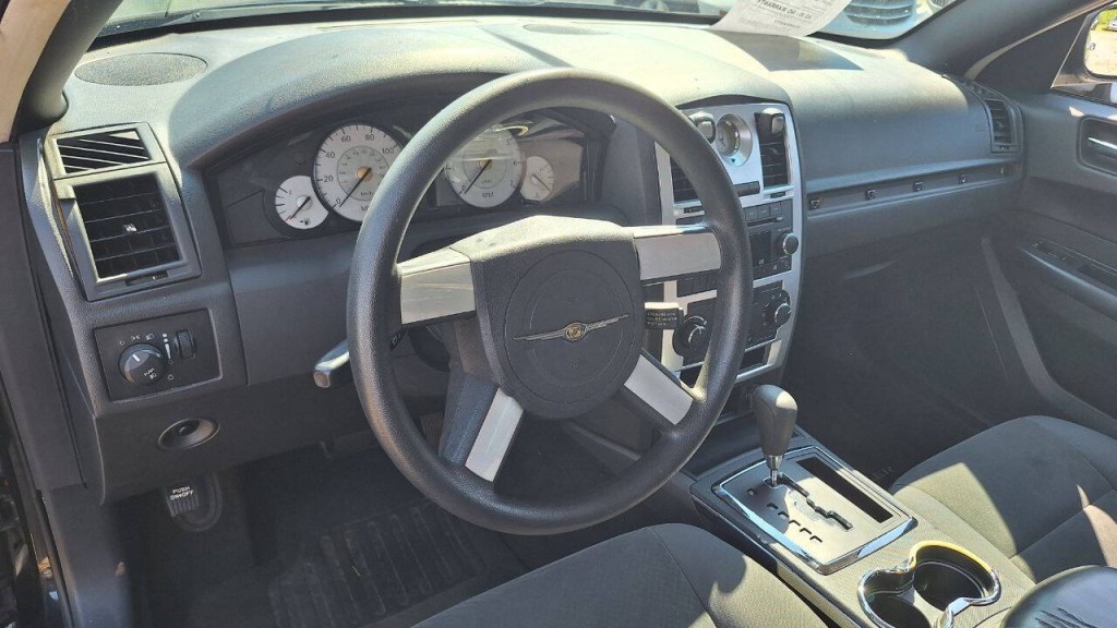 2010 Chrysler 300 Image 11