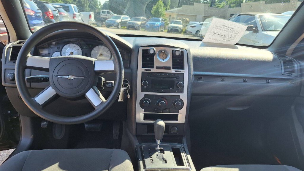 2010 Chrysler 300 Image 12